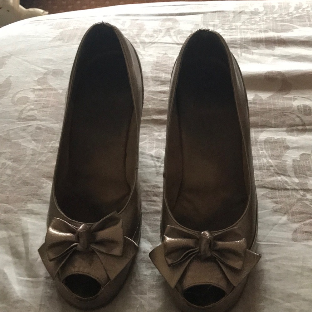 Shoes with wedges, open toe with bow size 8 1/2